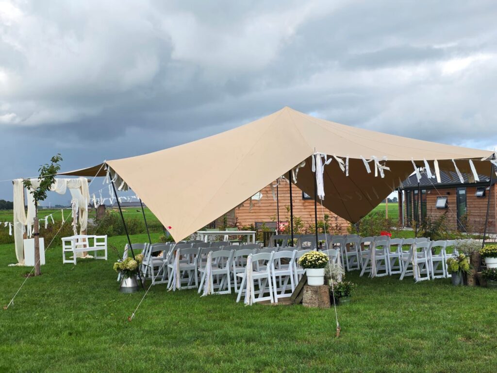 Stretchtent verhuur Noord-Nederland foto voor op de website Verloofd en Verliefd