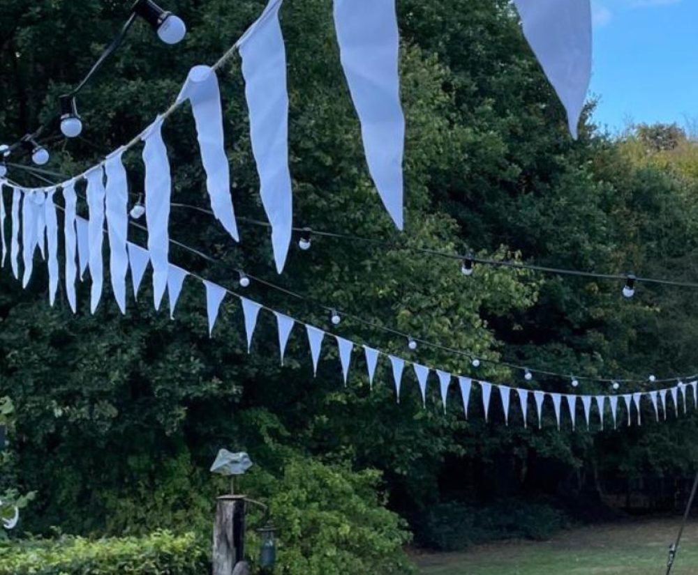 Foto vlaggenlijn 40 meter wit stof Foto vlaggenlijn 40 meter wit stof